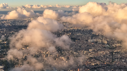 都市景観にかかる雲