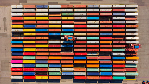 Vista aérea de un puerto de contenedores
