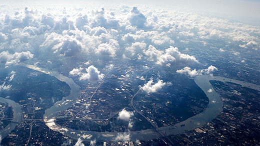 Wolken über der Stadt und dem Fluss